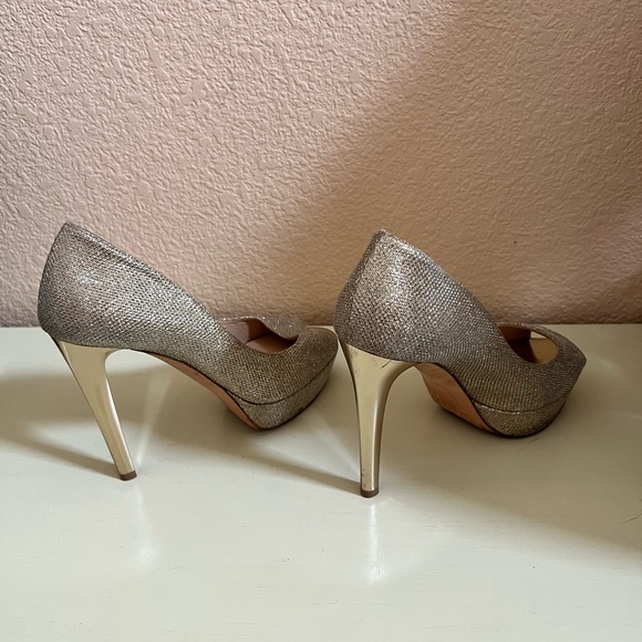 Jimmy Choo gold pumps size 6.5 fits a 6 good condition - Picture 4 of 5